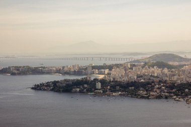 Rio de Janeiro Brezilya 'daki Niteroi parkının (parque da cidade) tepesinden manzara.