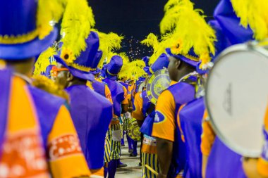 Samba okulu paraiso do tuiuti in Rio de Janeiro, Brezilya - 15 Ocak 2017: samba okulu paraiso do tuiuti okul provası sırasında davullar.