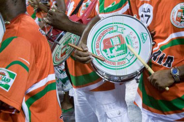Rio de Janeiro, Brezilya 'daki Grande Rio samba okulundan davullar - 10 Ocak 2014: Rio de Janeiro karnavalından önceki bir provada Grande Rio samba okulundan davullar.