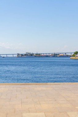 Guanabara Körfezi 'nde Rio de Janeiro Brezilya' daki Rio de Janeiro köprüsünün arka planında Maua Meydanı 'ndan görüldü..