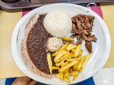 pirinç, fasulye, farofa, cips ve et yemi, tipik Brezilya yemeği..