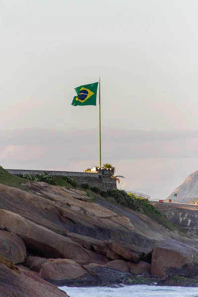 Drapeau Brésilien Sur Rocher Plage Diable Rio Janeiro Brésil — Photo