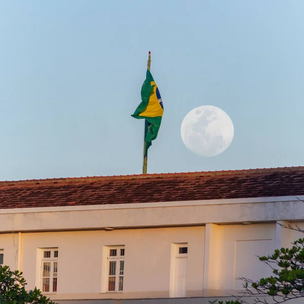 Полнолуние Восходящее Рядом Флагом Братства Крыше Форта Копакабана Бразильском Рио — стоковое фото