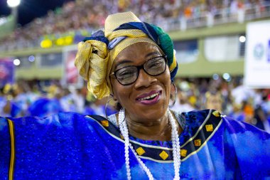 Rio de Janeiro, Brezilya 'daki samba okulu provası sırasında Baiana' lar - 10 Şubat 2019: Rio de Janeiro 'daki teknik prova sırasında Baiana kanadı üyesi.