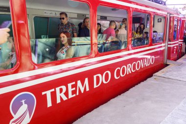 Rio de Janeiro, Brezilya 'da Kurtarıcı İsa' ya giden tren - 24 Temmuz 2019: Rio de Janeiro 'daki Kurtarıcı İsa heykeline erişim sağlayan trenden inen turistler.