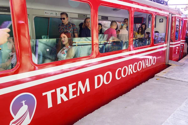 Rio de Janeiro, Brezilya 'da Kurtarıcı İsa' ya giden tren - 24 Temmuz 2019: Rio de Janeiro 'daki Kurtarıcı İsa heykeline erişim sağlayan trenden inen turistler.