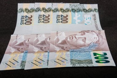 İki yüz reais Brezilya parası, toplamda altı yüz reai, hükümet tarafından koronavirüs salgınında acil yardım olarak ödendi..
