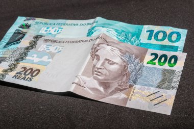 Brezilya parası olarak 300 reais, Coronavirus salgınında devletin yeni acil yardım taksitlerinde ödediği miktar.