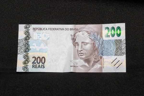 Brezilya para birimi notu 200 reais siyah arkaplan.