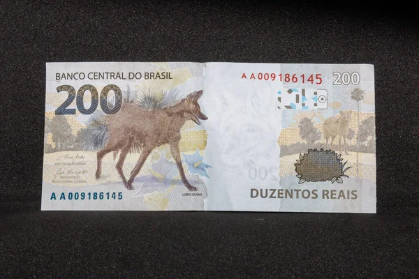 Brezilya para birimi notu 200 reais siyah arkaplan.