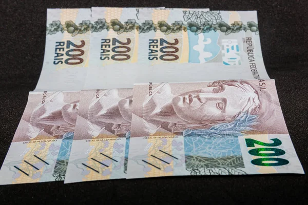 İki yüz reais Brezilya parası, toplamda altı yüz reai, hükümet tarafından koronavirüs salgınında acil yardım olarak ödendi..