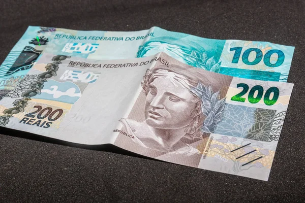 Brezilya parası olarak 300 reais, Coronavirus salgınında devletin yeni acil yardım taksitlerinde ödediği miktar.