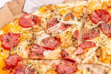 Rio de Janeiro 'da beyaz bir masada yuvarlak biberli pizza..