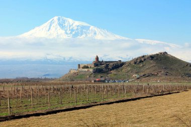 Ararat Dağı - Ermenistan'ın sembolü. Khor Virap manastırı na bak