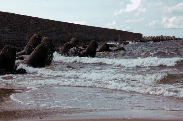 Onde Che Infrangono Sulla Spiaggia — Foto Stock