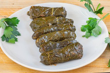 bir sebze olarak yenen bir ekili bitki, küresel bir kalp veya genç yaprakların baş çevreleyen kalın yeşil veya mor yaprakları olan.