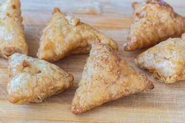 kıyılmış veya ince doğranmış gıda küçük bir düz kek, özellikle et.
