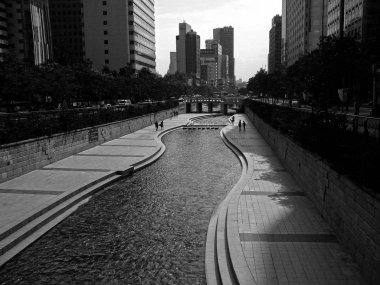 Seul'deki Cheonggyecheon Deresi Bankası'nda Kamusal Rekreasyon Alanı