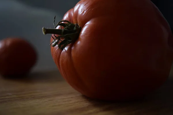 Red Tomato Closeup Dark Background — Stock Photo, Image