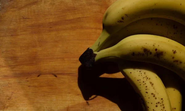 Ramo Plátanos Vista Superior Sobre Fondo Madera — Foto de Stock