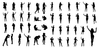 Kadın selfie ve siyah siluetler konuşurken telefon alarak kümesi