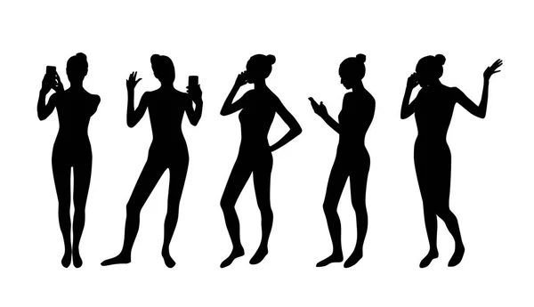 Ensemble Femmes Prenant Selfie Téléphone Parlant Silhouettes Noires — Image vectorielle