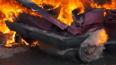 4xslo Mo Yanan araçlar yolda büyük bir trafik kazası nın ardından, duman ve yangın damlaları ile. Kamera ateşe yakın (yaklaşık 5m) ayarlayın. Rus araba Lada Vaz.