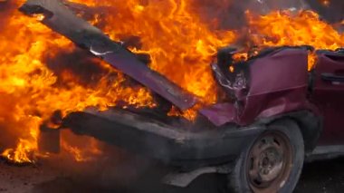 Yolda büyük bir araba kazasından sonra yanan araç. Dikey panorama. 4x yavaş çekim. Rus arabası Vaz Lada yangında. Kamera alev yakın (yaklaşık 4-5m) ayarlayın. % 400 hız ayarlayabilir ve gerçek zamanlı 100fps video alabilirsiniz.