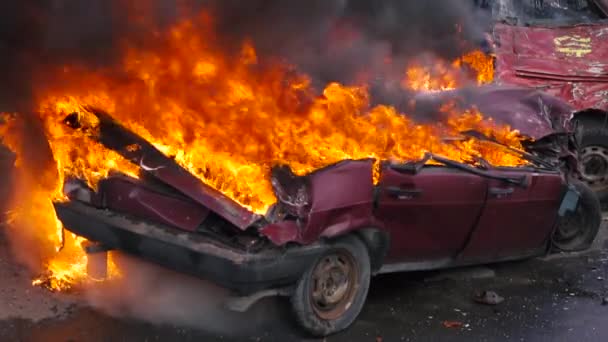 Spalanie Pojazdu Wielkim Wypadku Samochodowym Drodze Zwolnionym Tempie Rosyjski Samochód — Wideo stockowe