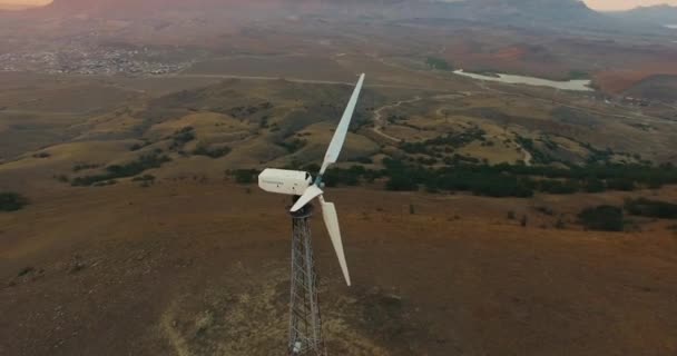 Çevresel Rüzgar Jeneratörü Türbin Deniz Arka Planı Günbatımı Etrafında Uçmak — Stok video