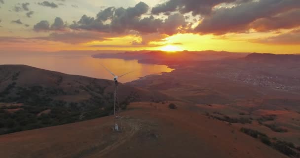 Çevresel Rüzgar Jeneratörleri Türbinler Deniz Arka Planı Günbatımı Etrafında Uçmak — Stok video