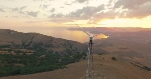 Çevresel Rüzgar Jeneratörleri Türbinler Deniz Arka Planı Günbatımı Etrafında Uçmak — Stok video