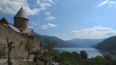 Zhinvali rezervuar manzaralı Gürcistan'da Ananuri kale.