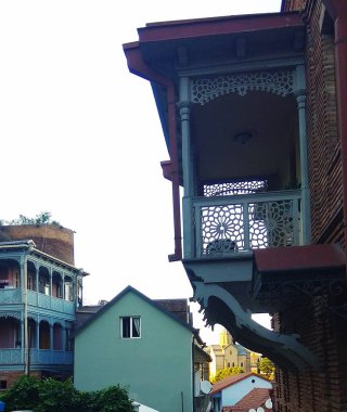 Renkli mozaik bina cephesi