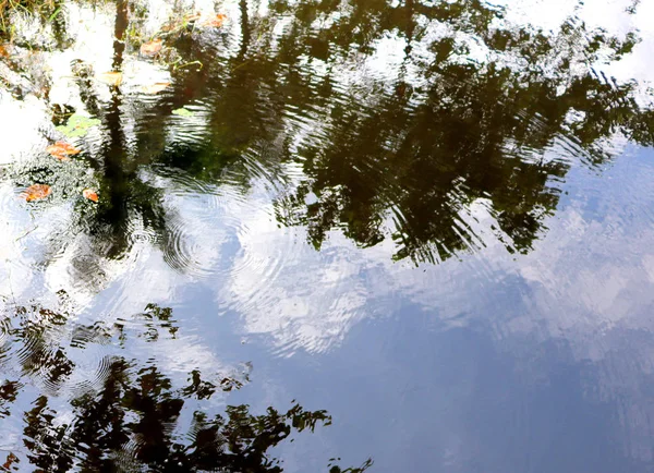 Blendung Und Reflexion Auf Der Wasseroberfläche — Stockfoto