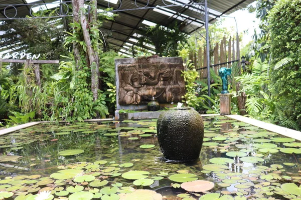 亚洲植物园 棕榈树 园林艺术设计 雕像和巴利里夫 — 图库照片