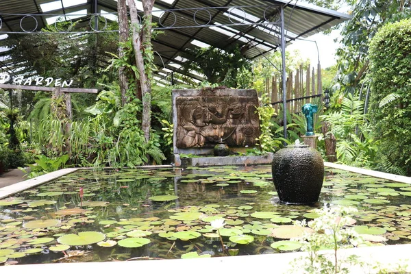 亚洲植物园 棕榈树 园林艺术设计 雕像和巴利里夫 — 图库照片