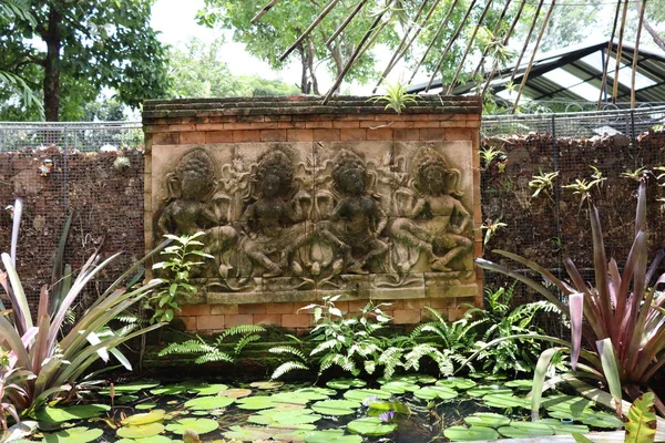 亚洲植物园 棕榈树 园林艺术设计 雕像和巴利里夫 — 图库照片