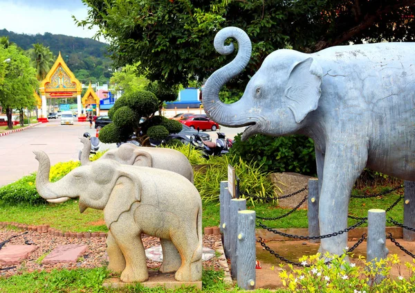 Zewnątrz Odwiedzających Chalong Buddyjskiej Świątyni Tajlandia Phuket — Zdjęcie stockowe