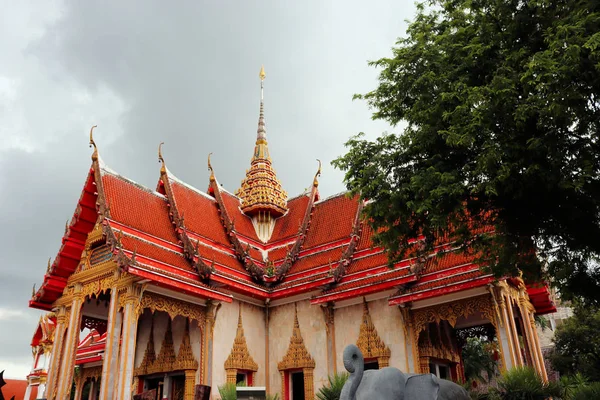 泰国普吉岛查龙佛教寺院的外景和游客 — 图库照片