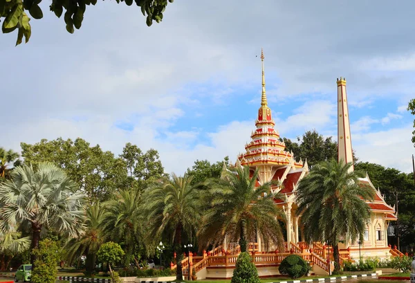 佛教查龙寺的花和树 在泰国的普吉岛 — 图库照片