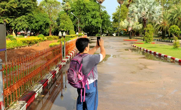 Turystów Odwiedzających Buddyjskiej Świątyni Chalong Tajlandia Phuket — Zdjęcie stockowe