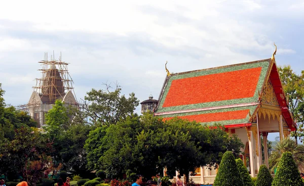 Les Fleurs Les Arbres Temple Bouddhiste Chalong Dans Thailande Sur — Photo