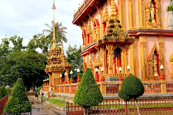 Blumen Und Bäume Des Buddhistischen Chalong Tempels Thailand Auf Phuket — Stockfoto