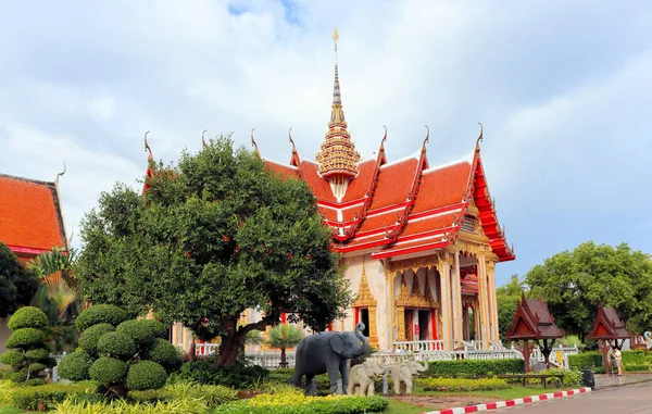 佛教查龙寺的意见 泰国在普吉 — 图库照片
