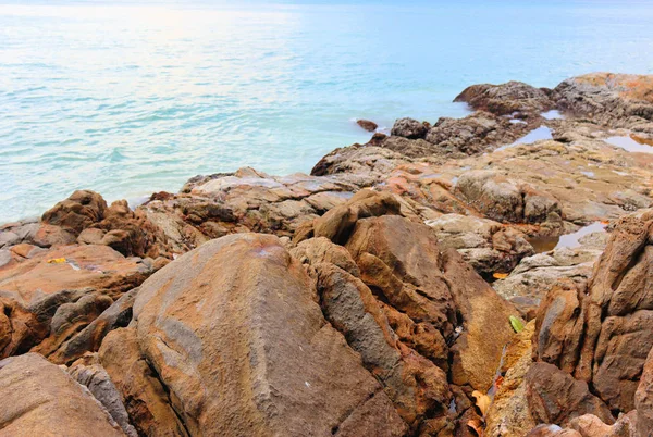 Fondo Vista Orilla Del Mar Rocas Piedras Arena Olas — Foto de Stock