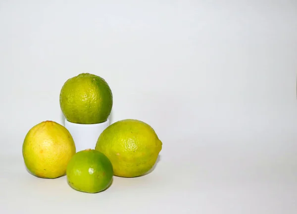 Hintergrund Isolieren Kalk Auf Weißer Leinwand Textur Frucht Grüne Farbe — Stockfoto