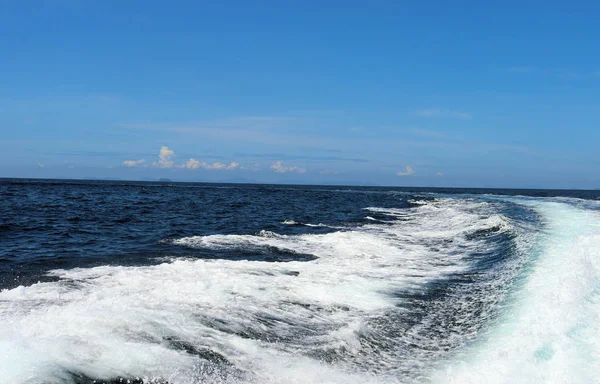 달리고 이국적 제임스본드 제도와 바다를 타이에서 물보라 — 스톡 사진