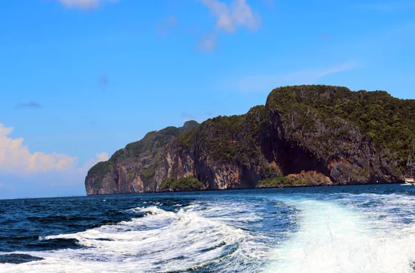 海の上のボートに乗る 青い海に対するエキゾチックなジェームズボンド島 タイでのスプレーの波 — ストック写真