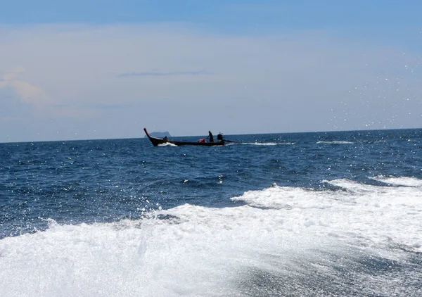 Boottocht Zee Exotische James Bond Eilanden Tegen Blauwe Zee Golven — Stockfoto